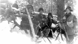 Deportowani 10 lutego 1940 r. z Kolonii Sobótka w pow. podhajeckim woj. Tarnopolskie przy pracy w tajdze. Dworyszcze, rejon kazaczyński, Krasnojarsk. Źródło: IPN