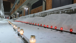 Białystok, 09.02.2021. Uroczystość „Światło Pamięci” przed Muzeum Pamięci Sybiru w Białymstoku. Uroczystość upamiętnia 81. rocznicę pierwszych deportacji na Wschód. W nocy z 9 na 10 stycznia 1940 r. rozpoczęła się pierwsza z czterech masowych wywózek obywateli polskich na Syberię. Fot. PAP/A. Reszko