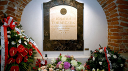 Wieńce przed grobem ks. arcybiskupa Ignacego Tokarczuka w podziemiach bazyliki archikatedralnej w Przemyślu. 06.02.2021. Fot. PAP/D. Delmanowicz