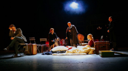 Aktorzy: Wiktoria Gorodeckaja (2L), Piotr Kramer (L), Grzegorz Małecki (P), Michalina Łabacz (2P) i Jan Frycz (C) podczas próby spektaklu „Trzy Siostry” w Teatrze Narodowym w Warszawie. Fot. PAP/A. Zawada