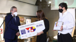 Wicepremier, minister kultury, dziedzictwa narodowego i sportu Piotr Gliński (L), prezes Instytutu Wzornictwa Przemysłowego Agnieszka Wasilewska (P) oraz nagrodzona Oliwia Otręba (C) podczas gali finałowej konkursu Young Design 2020. Fot. PAP/R. Guz