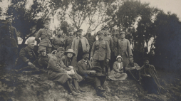 1922 r. Członkowie polskiej delegacji Mieszanej Komisji Granicznej podczas pracy w terenie. Trzeci od lewej leży Leon Wasilewski, przewodniczący polskiej delegacji. MKG powołano na mocy ustaleń Traktatu ryskiego. Źródło: Biblioteka Narodowa