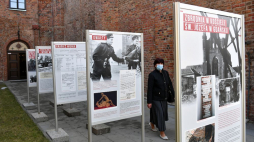 Wystawa „+Domy płoną, kobiety krzyczą, zabawili się do woli+. Armia Czerwona w województwie gdańskim w 1945 roku” przed kościołem pw. św. Józefa w Gdańsku. Fot. PAP/A. Warżawa