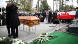 Warszawa, 10.03.2021. Żona zmarłego Elżbieta Bogucka (2L) podczas uroczystości pogrzebowych Jana Lityńskiego na Cmentarzu Wojskowym na Powązkach w Warszawie, 10 bm. Były działacz opozycji w PRL utonął 21 lutego w Narwi w okolicach Pułtuska, próbując ratować psa, pod którym załamał się lód. Fot. PAP/L. Szymański