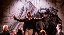 Scena ze spektaklu „Rewizor” w krakowskim Teatrze Bagatela, reż. Mikołaj Grabowski. Źródło: Teatr Bagatela/P. Kubic