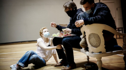 Próby do ŚNIEGU: Dominika Kluźniak (Bronka), Oskar Hamerski (Tadeusz), Henryk Simon (Kazimierz). Fot. Krzysztof Bieliński. Źródło: www.narodowy.pl