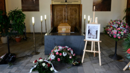Poznań, 31.03.2021. Uroczystości pogrzebowe Teresy Majchrzak. Teresa Majchrzak była matką 19-letniego Piotra, który w 1982 r. w Poznaniu miał zostać śmiertelnie pobity przez ZOMO, a którego śmierć do tej pory nie została wyjaśniona. Fot. PAP/J. Kaczmarczyk