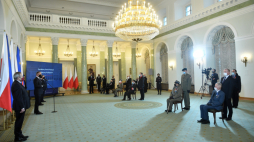 Prezydent RP Andrzej Duda (2L) oraz wicepremier, minister kultury i dziedzictwa narodowego Piotr Gliński (L) podczas wręczenia odznaczeń państwowych Żołnierzom Niezłomnym oraz osobom pielęgnującym pamięć o powojennej historii Polski w Pałacu Prezydenckim w Warszawie. Fot. PAP/R. Pietruszka