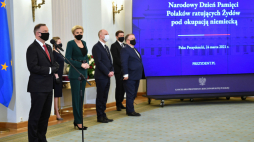 Prezydent RP Andrzej Duda (L) wraz z małżonką Agatą Kornhauser-Dudą (3L) oraz sekretarz stanu w Kancelarii Prezydenta RP Wojciech Kolarski (3P) i sekretarz stanu w KPRP Andrzej Dera (P) podczas uroczystego spotkania z okazji Narodowego Dnia Pamięci Polaków ratujących Żydów pod okupacją niemiecką. Fot. PAP/R. Pietruszka