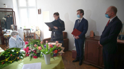Sekretarz stanu w Kancelarii Prezydenta RP Wojciech Kolarski (P), adwokat Maciej Krzyżanowski (2P) i Maria Pawłowska (2L) z Wydziału Fizyki UJ podczas wręczenia prof. Antoninie Kowalskiej (L) Medalu Stulecia Odzyskanej Niepodległości. Fot. PAP/Ł. Gągulski