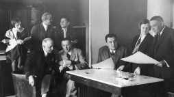 Aktorzy Teatru Ateneum w Warszawie podczas próby. Na pierwszym planie, przy stole od lewej: Janusz Dziewoński, Juliusz Łuszczewski, Zygmunt Chmielewski, Helena Buczyńska, Stefan Jaracz. Na dalszym planie od lewej: Eugenia Drabikówna, Eugeniusz Poreda i Stanisław Daniłowicz. Lata 30. Fot. NAC