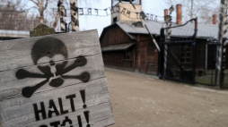 Brama byłego obozu Auschwitz II-Birkenau w Oświęcimiu. Fot. PAP/A. Grygiel