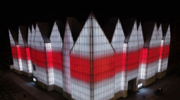 Iluminacja Filharmonii Szczecińskiej im. Mieczysława Karłowicza w ramach akcji #LightForBelarus. Fot. PAP/M. Bielecki