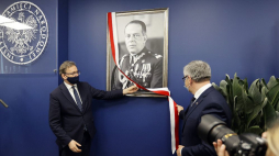 Prezes IPN Jaroslaw Szarek (L) podczas otwarcia Przystanku Historia – Centrum Edukacyjnego Instytutu Pamieci Narodowej, im. gen. Janusza Gąsiorowskiego w Częstochowie. Fot. PAP/W. Deska