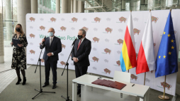 Wicepremier, minister kultury, dziedzictwa narodowego i sportu Piotr Gliński (P) i marszałek województwa podlaskiego Artur Kosicki (C) i rzecznik prasowy marszałka województwa podlaskiego Izabela Smaczna-Jórczykowska (L) podczas konferencji prasowej w Operze i Filharmonii Podlaskiej w Białymstoku. Fot. PAP/A. Reszko