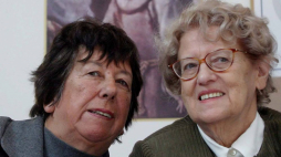 Izabella Galicka (L) i Hanna Sygietyńska (P) na tle obrazu „Ekstaza św. Franciszka” El Greca. 