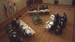 Wyszehrad 15.02.1991. Szczyt w Wyszehradzie, trójstronne spotkanie: prezydenta RP Lecha Wałęsy, prezydenta Czechosłowacji Vaclava Havla, premiera Węgier Józsefa Antalla. Spotkanie zainicjowało powstanie nieformalnego zrzeszenia Trójkąt Wyszehradzki. Nz. trójstronne rozmowy na zamku. Fot. PAP/J. Morek
