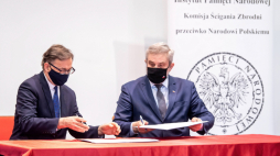 ydgoszcz, 16.03.2021. Prezes IPN Jarosław Szarek (L) oraz przewodniczący Rady ds. Rolnictwa i Obszarów Wiejskich przy Prezydencie RP, wiceprzewodniczący Rady Programowej NIKiDW Jan Krzysztof Ardanowski (P) podczas uroczystości podpisania porozumienie o współpracy IPN z Narodowym Instytutem Kultury i Dziedzictwa Wsi. PAP/T. Żmijewski