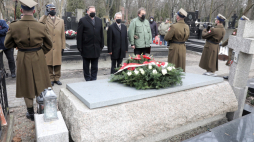 Warszawa, 11.03.2021. Szef Urzędu do Spraw Kombatantów i Osób Represjonowanych Jan Józef Kasprzyk (C-L) podczas uroczystości złożenia kwiatów na grobie marszałka Edwarda Śmigłego-Rydza na Cmentarzu Powązkowskim w Warszawie. Fot. PAP/T. Gzell