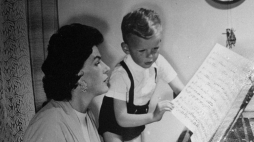 Piosenkarka Maria Koterbska z synem Romciem (Roman Frankl). Bielsko-Biała, 1958 r. Fot. PAP/CAF/K. Seko