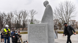 Lublin, 25.03.2021. Uroczystość odsłonięcia pomnika bł. Emiliana Kowcza na skwerze przy skrzyżowaniu Drogi Męczenników Majdanka z ulicą Cmentarną w Lublinie. Fot. PAP/W. Jargiło