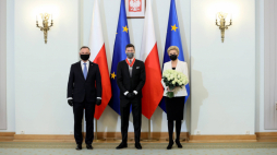 Warszawa, 22.03.2021. Od lewej: prezydent Andrzej Duda, Robert Lewandowski i Pierwsza Dama Agata Kornhauser-Duda. Fot. PAP/L. Szymański