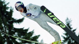 Zakopane. 18.01.2002R. Puchar Świata w Skokach n/z :Adam Małysz podczas skoku w serii kwalifikacyjnej PAP/G. Momot