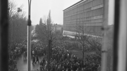 Łódź 14.03.1968. Na znak protestu przeciwko represjom wobec kolegów z Uniwersytetu Warszawskiego studenci Uniwersytetu Łódzkiego zorganizowali manifestację przed biblioteką uniwersytecką, u zbiegu ulic Narutowicza i Matejki. Fot. PAP/W. Rozmysłowicz