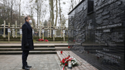 Premier Mateusz Morawiecki podczas uroczystości złożenia kwiatów przy kwaterach wojennych żołnierzy Wojska Polskiego 1939 r. i Armii Krajowej na warszawskich Powązkach. Fot. PAP/P. Supernak