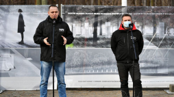Dyrektor Muzeum II Wojny Światowej w Gdańsku dr Karol Nawrocki (L) i kierownik działu archeologicznego MIIWŚ Filip Kuczma podczas konferencji prasowej. Gdańsk, 12.03.2021. Fot. PAP/A. Warżawa