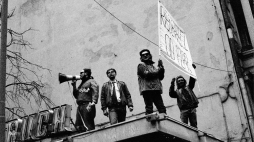 Happening „Czystka partyjna” Galerii Działań Maniakalnych – łódzkiej Pomarańczowej Alternatywy na ul. Piotrkowskiej przy pasażu Schillera. Łódź, 21.03.1989. Fot. PAP/G. Michałowski