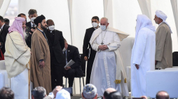 Papież Franciszek podczas spotkania międzyreligijnego w irackim Ur. Fot. PAP/EPA