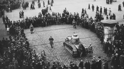 Plebiscyt na Śląsku: posterunek francuski w Katowicach. Widoczny czołg francuski Renault FT-17 otoczony tłumem gapiów. 03.1921. Fot. NAC
