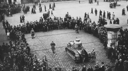 Plebiscyt na Śląsku: posterunek francuski w Katowicach. Widoczny czołg francuski Renault FT-17 otoczony tłumem gapiów. 03.1921. Fot. NAC