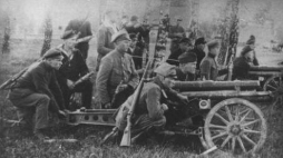Grupa powstańców na stanowiskach bojowych. 1921 r. Fot. CAW