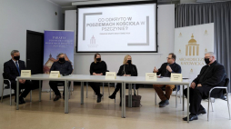 Archeolog dr Wojciech Głowa (2P), architekt, pomysłodawca projektu krypty dr Barbara Zin (3P), konserwator zabytków Tomasz Trzos (2L), zastępca burmistrza Pszczyny Piotr Sidzina (L) i proboszcz parafii Wszystkich Świętych i Matki Bożej Różańcowej w Pszczynie ks. Damian Gatnar (P) podczas konferencji prasowej nt. odkryć dokonanych w podziemiach kościoła w Pszczynie. Fot. PAP/A. Grygiel