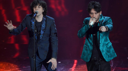 San Remo 2.03.2021. Włoscy piosenkarze Ermal Meta (L) and Fabrizio Moro (R) podczas występu na festiwalu San Remo. Fot. PAP/EPA