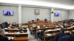 Senatorowie na sali obrad. Fot. PAP/W. Olkuśnik