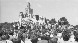 Demonstracja NSZZ „Solidarność” przeciwko decyzji o obniżce kartkowych przydziałów mięsa i trudnościom zaopatrzeniowym. Warszawa, 05.08.1981. Fot. PAP/T. Listopadzki