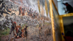 Montaż szkiców do panoramy „Somosierra” Wojciecha Kossaka i Michała Wywiórskiego w sali wystawowej Muzeum Narodowego Ziemi Przemyskiej. Fot. PAP/D. Delmanowicz