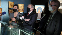 Wicepremier, minister kultury, dziedzictwa narodowego i sportu Piotr Gliński (2L) i kierownik muzeum Ewa Zalewska (L) podczas zwiedzania Muzeum Ikon w Supraślu. Fot. PAP/A. Reszko