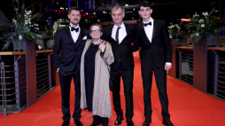 Berlin, 27 lutego 2020. Juraj Loj, reżyserka Agniesza Holland, Ivan Trojan, Josef Trojan na 70. festiwalu w Berlinie. Fot. PAP/EPA