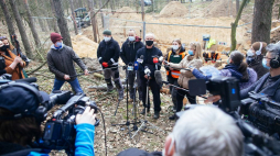 Zastępca prezesa Instytutu Pamięci Narodowej oraz p.o. dyrektora Biura Poszukiwań i Identyfikacji IPN. prof. Krzysztof Szwagrzyk (C) podczas briefingu prasowego w kompleksie leśnym na warszawskiej Białołęce. Fot. PAP/A. Zawada