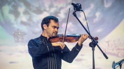  Łódź, 12.07.2019. Skrzypek Janusz Wawrowski podczas gali otwarcia Festiwalu Transatlantyk. PAP/G. Michałowski