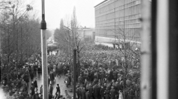 Łódź 14.03.1968. Wydarzenia marcowe. Na znak protestu przeciwko represjom wobec kolegów z Uniwersytetu Warszawskiego studenci Uniwersytetu Łódzkiego zorganizowali manifestację przed biblioteką uniwersytecką, u zbiegu ulic Narutowicza i Matejki. PAP/W. Rozmysłowicz