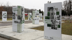 Nowo otwarte wystawy plenerowe o rtm. Witoldzie Pileckim oraz o ppłk. Łukaszu Cieplińskim w kwaterze "Ł" Cmentarza Wojskowego na warszawskich Powązkach. Fot. PAP/P. Supernak