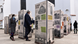 Fragment plenerowej wystawy „Użyteczność. Patriotyczny aktywizm społeczny i działania modernizacyjne w Polsce od końca XVIII wieku do II wojny światowej” otwartej na pl. Jana Kochanowskiego w Lublinie. Fot. PAP/W. Jargiło