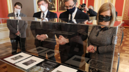  Prezes IPN Jarosław Szarek (2P) oraz wicemarszałek Sejmu Małgorzata Gosiewska (P) na Zamku Królewskim w Warszawie, 15 bm. na otwarciu wystawy „Traktat ryski - odzyskane dziedzictwo”. Fot. PAP/P. Supernak