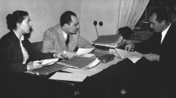 Amnestia 1956 r. Jedna ze specjalnych komisji prokuratorskich podejmujących decyzje w sprawie przedterminowych zwolnień w składzie: Halina Sejfert, Wiktor Jamiński i Władysław Augustowski. Fot. PAP/Z. Wdowiński