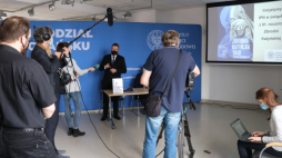 Gdańsk, 14 04 2021. Naczelnik Oddziałowego Biura Edukacji Narodowej IPN podczas konferencji prasowej dot. 81. rocznicy zbrodni katyńskiej i inicjatyw Instytutu z nią związanych. Źródło: IPN Gdańsk